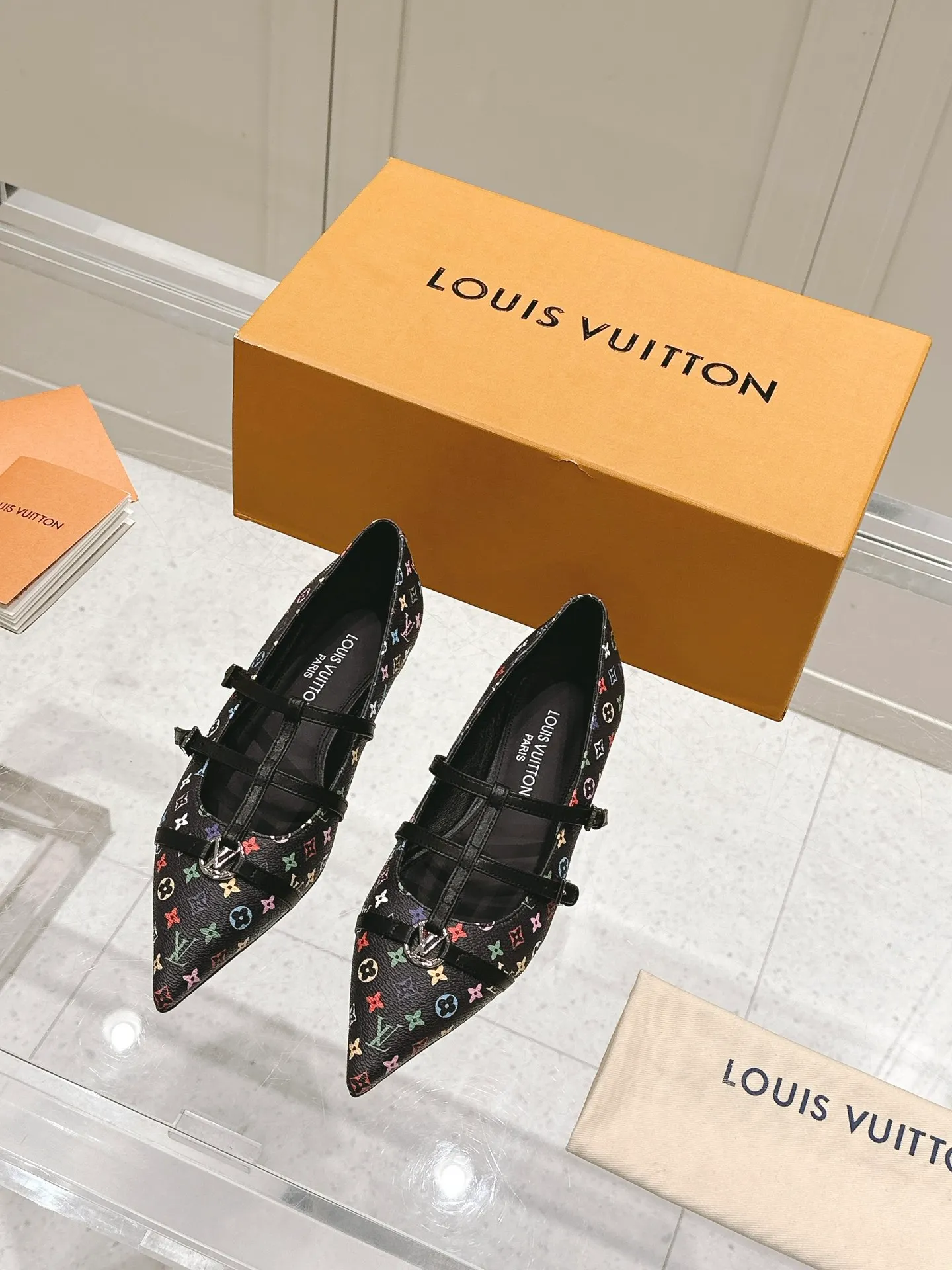 👟👟Ex-factory price 680👟👟 L V➕ Murakami Takashi co-branded series top quality louis vuitton ss25 new arrival～ LV.2025 spring and summer series｜new pointed toe high heels🆕 The small pointed toe of the eagle is matched with a hollow leather strip and a small square buckle to adjust the tightness, and the LV hardware "logo" is embellished, and the details and texture are particularly high-end! The sharp styling effect is a visual feast💯It is difficult to conceal the elegant temperament of LV. It is easy to wear, comfortable, sexy and exquisite ~ Grade A sheepskin lining is soft and breathable. The genuine leather outsole imported from Italy is easy to wear and will not tire your feet. Size: 35-40 (41 customized items are non-refundable)